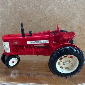Vintage McCormick Farmall 350 Tractor 1985 ERTL Special Edition, 1/16 Scale Die